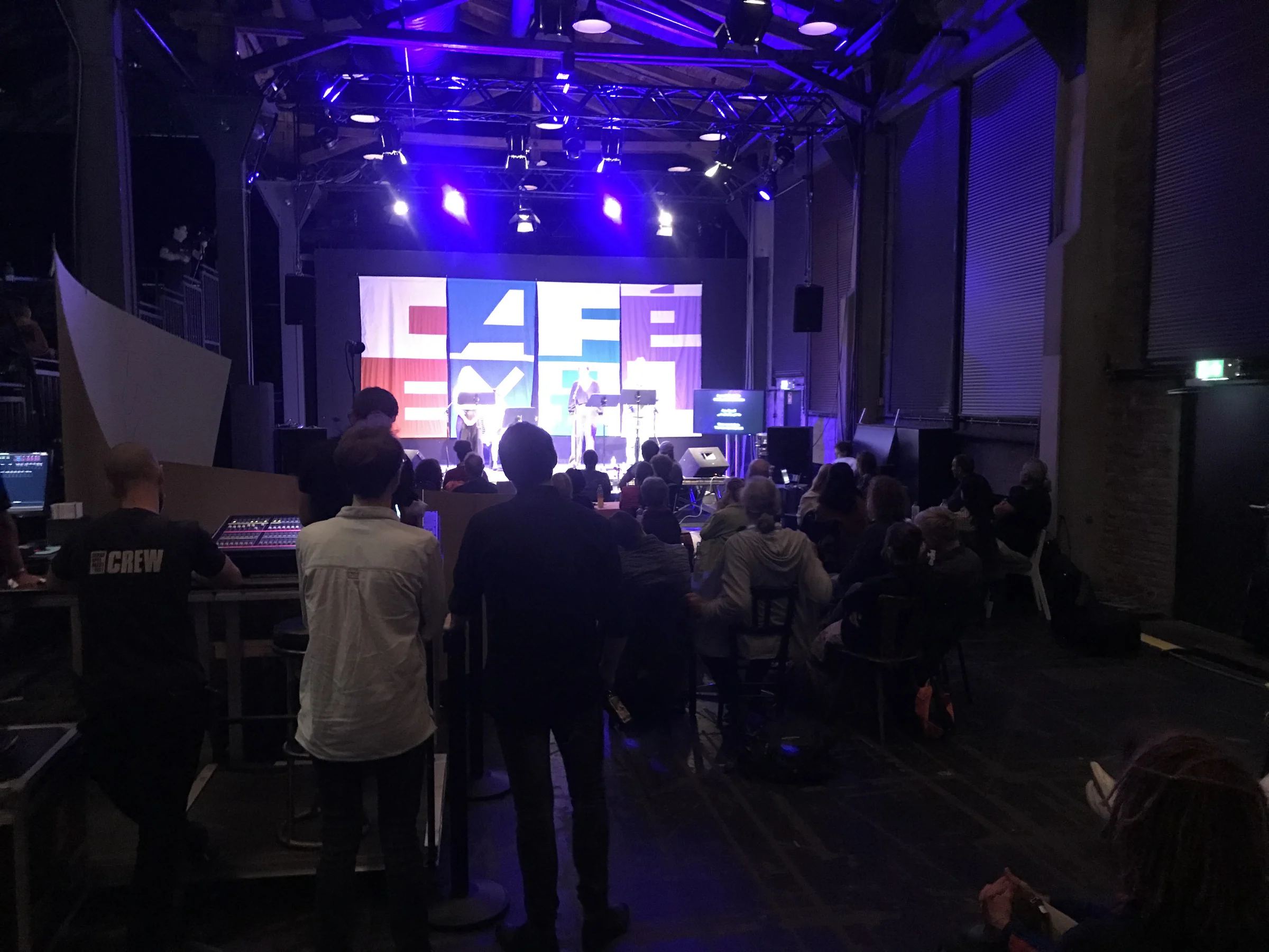 Café EXIL: Bühne mit Publikum