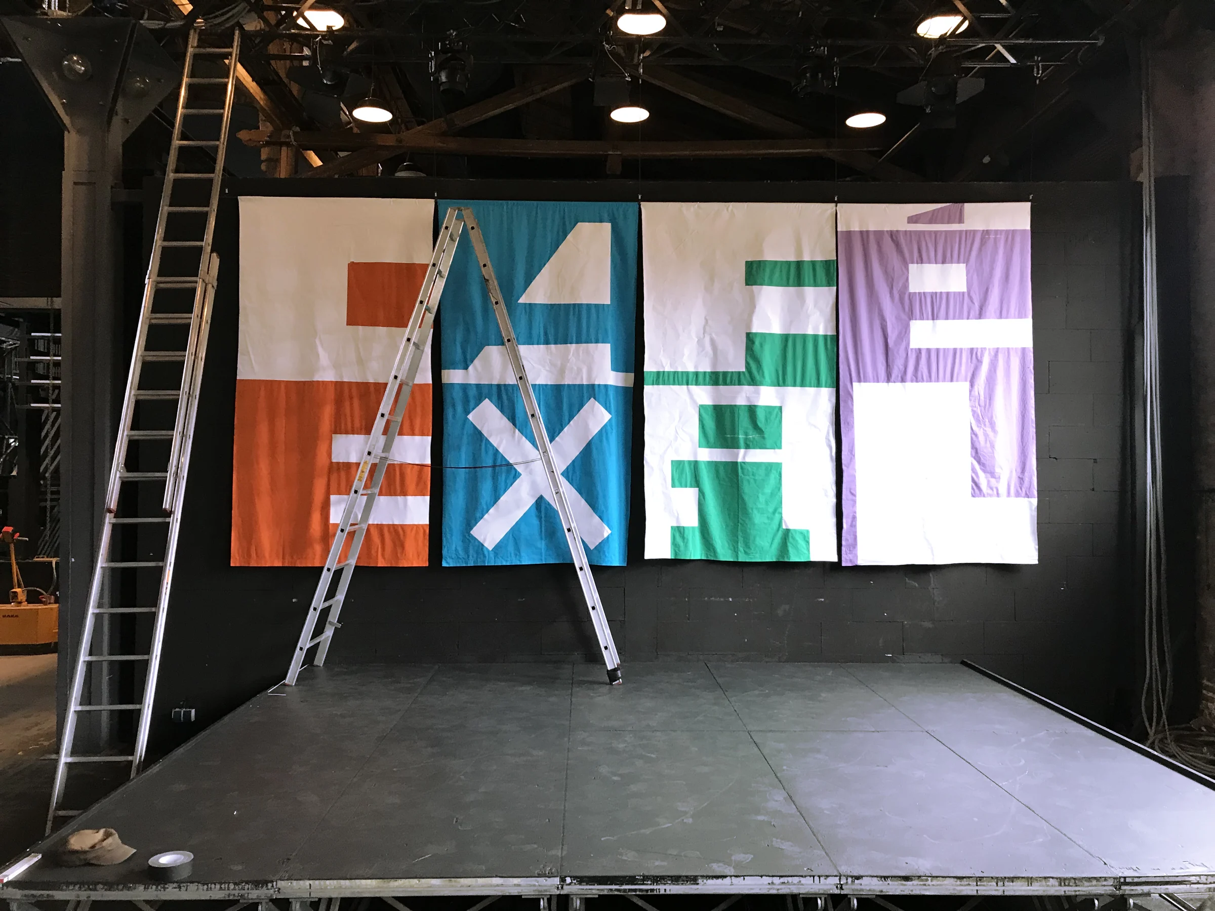 Café EXIL: Bannermontage Bühne