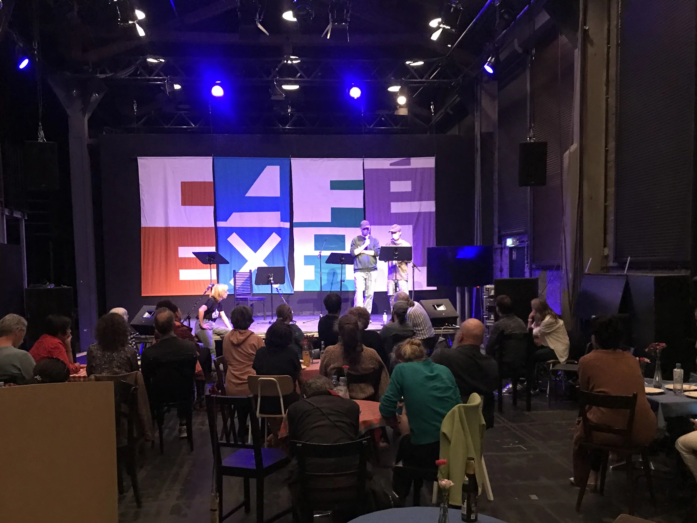 Café EXIL: Bühnenprogramm Publikumsraum
